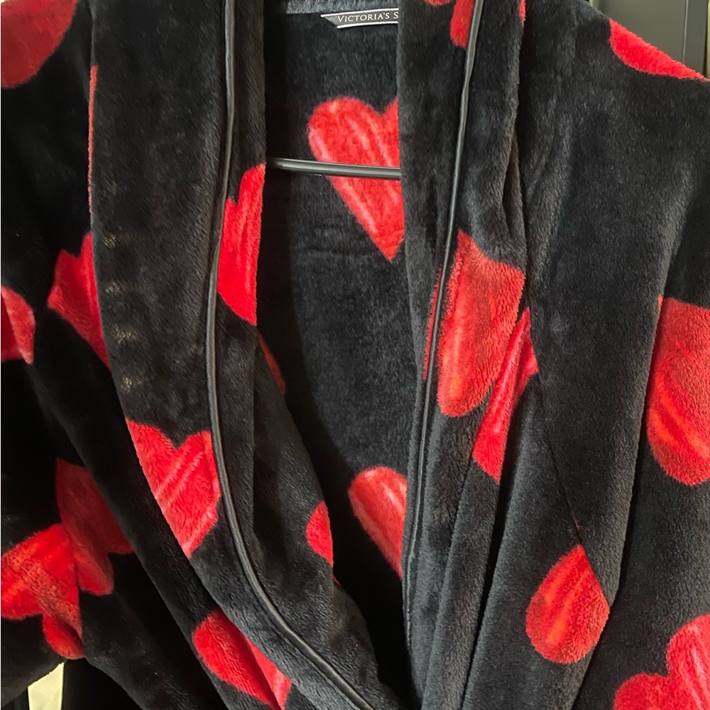 Black and Red Heart Patterned Robe - Picture 2 of 2